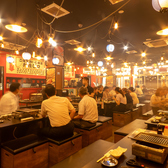 100席以上の広々とした店内は、明るい活気と100種以上のドリンクが自慢！セルフオーダー制でBBQ気分を楽しみながら、自慢の焼肉をご堪能ください。時間無制限の飲み放題に加え、キムチやサンチュも食べ放題と【超得】が満載！会社宴会や仕事帰りの一杯、仲間との飲み会に最適な大衆空間です♪