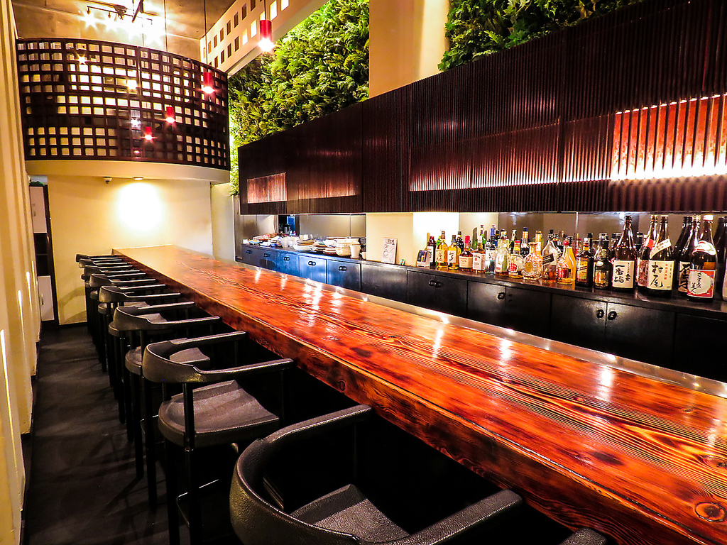 隠れ家のような雰囲気の店内で本格的な和食をご堪能ください。テーブル席はもちろん個室のご用意も◎