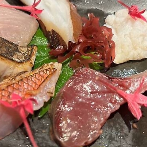 名物お造り盛り合わせ。飲み放題とセットでお得に！