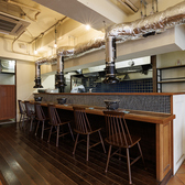 【気軽に立ち寄れるカウンター席】木の温もりを感じる居心地の良いカウンター席。デートにも◎