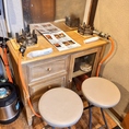 入口そばカウンターテーブルです。少し窮屈ではありますが2名限定でお使いいただけます！