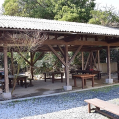 BBQ場は2名様以上でご利用できます。ペット同伴も可能。