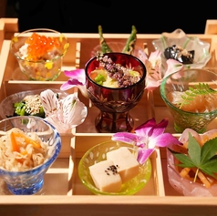 日替わりの種類豊富なおばんざいを楽しめる