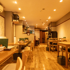 様々なシーンに気軽で使いやすい、4人掛けのテーブル席を多数ご用意しております。気のおけない友達と語り合ったり、仕事帰りに気楽に訪れたい時にも最適。人数によってお席をお作りいたしますので、ご相談ください。