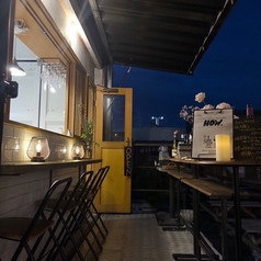 当店の入り口前には、ちょっとした立ち寄りにもぴったりなカウンター席をご用意しております。仕事帰りにサクッと一杯、待ち合わせまでのひととき、ふらっと立ち寄って地元の味を楽しむのに最適なスペースです。