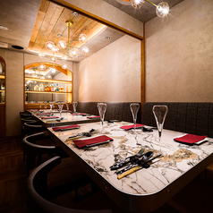 プライベートな宴会に最適。お部屋でカクテル等が作れるセルフ飲み放題(2時間 1,980円)をご用意しています 。さらに+1,000円でソムリエ厳選のワイン24種も飲み放題に 。お料理とのペアリングを心ゆくまでお楽しみください。