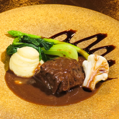 牛ほほ肉の赤ワイン煮