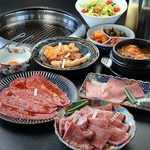 ワインや日本酒など和牛に合う多彩なドリンクが充実し満足度抜群。