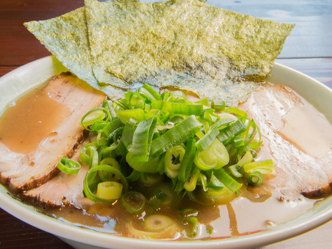 濃厚とんこつスープに極太めんの絡まり具合が相性バッチリ！横浜家系ラーメン。