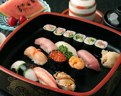 旬の素材を目利き職人が握る、本格江戸前寿司と割烹をお愉しみください。
