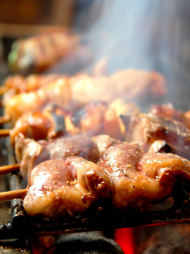 紀州産備長炭で焼き上げる自慢の焼き鳥を◎宮崎から直接仕入れの霧島鶏を使用しています。