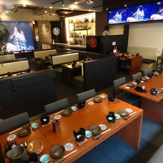 落ち着いた完全個室や広々とした空間に加え、巨大スクリーン完備で貸切や二次会にも最適！歓送迎会や誕生日、仲間とのスポーツ観戦など、様々なシーンを盛り上げる演出が可能です。人数や用途に応じた柔軟な対応で、特別なひとときをサポートします。