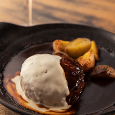 とろーりチーズたっぷりの濃厚煮込みハンバーグ