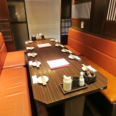 和庭園を思わせるような店内空間がかまどかの自慢のひとつ！掘りごたつ個室、テーブル個室、カウンター席と多種多様なお席をご用意しております。中には人気の高いお席もございますので、ご宴会の予定がお決まりになりましたら、お早めのご予約がおすすめです♪