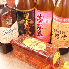 ウイスキーや焼酎を片手にカラオケを満喫♪昭和レトロな空間で楽しみ方も自由！