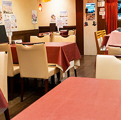 同僚との飲み会や、仲の良い友人同士の集まりに便利な6名様用テーブル席。店内全体が見渡せるオープンなレイアウトなので、お店の活気を感じながら一体感のある宴会が楽しめます。全席テーブル仕様のため、足元も楽に過ごせるのが嬉しいポイント。美味しいワインを片手に、自慢のコース料理を心ゆくまでご堪能ください。