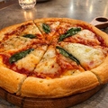 料理メニュー写真&nbsp;クラシック・マルゲリータ/とろ～りチーズのシーフードピザ