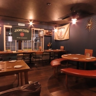 スタイリッシュな店内で焼き鳥とお酒をお楽しみ下さい