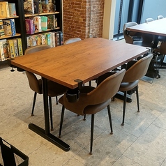 ボードゲームで遊ぶのに余裕を持ったサイズのテーブル席です。人数に合わせて複数のテーブルを繋げられるので、10名などの大人数にもご対応可能です！周りの席とも余裕を持っておりますので、周囲の目を気にせず楽しめます。