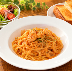 海老の濃厚トマトクリームパスタ 厚切りトースト×ミニサラダ付き