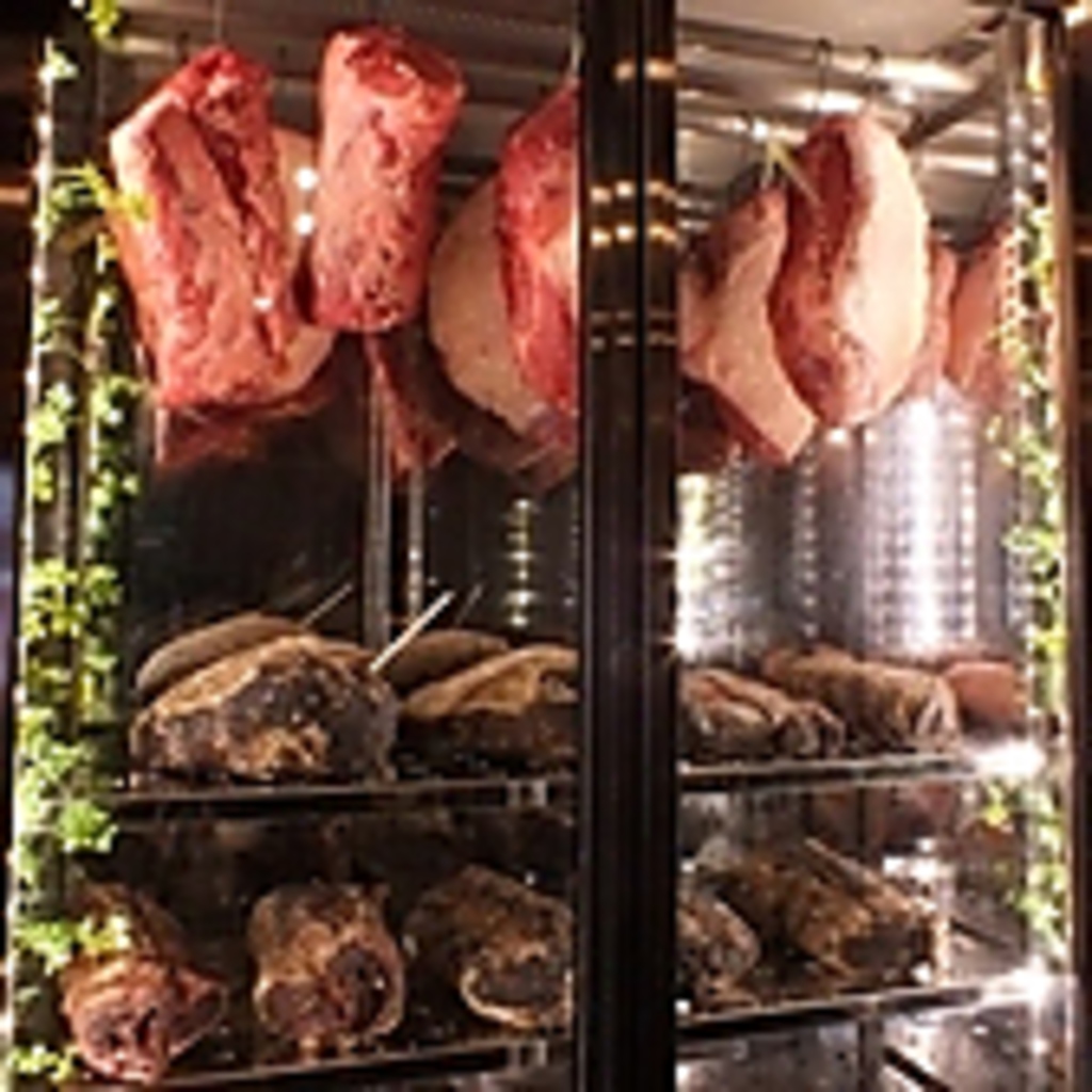 熟成肉は専用熟成庫でじっくり！温度管理と湿度管理で40日間しっかりと