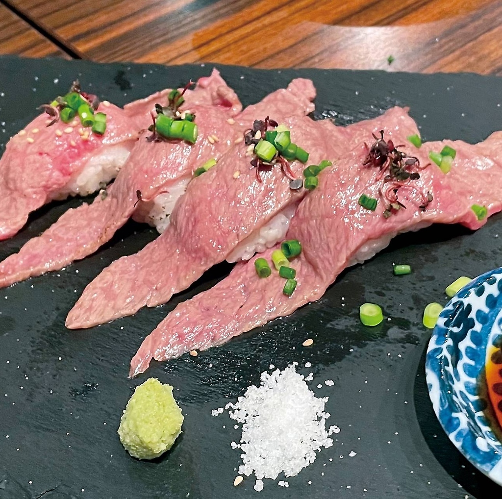 黒毛和牛の炙り肉寿司ございます！女子にも人気があり、SNS映えも狙えちゃうかも？お味も美味しい！