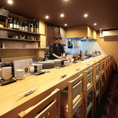 お食事を存分にお楽しみ頂けるよう、お席の感覚には余裕を持たせております