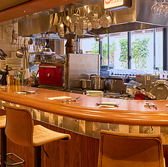 オープンキッチンを囲むカウンター席は、調理のライブ感を楽しめる特等席です。広々としたカウンター席は15席ご用意しております。