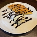 料理メニュー写真&nbsp;染みバターワッフルとバニラアイス
