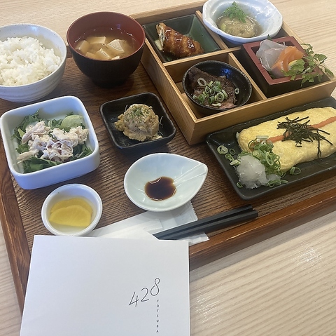 ランチタイムはこの428（よつば）、夜は「居酒屋とき」になります。