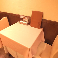 お二人でゆったりと過ごせる2名様用テーブル席。清潔感のある白いテーブルクロスが、落ち着いたディナータイムを演出します。デートやご友人とのランチなど、周囲を気にせず会話を楽しみたい時にぴったり。狸小路すぐの好立地ながら、都会の喧騒を忘れて「我が家」のように寛げる、心地よいひとときをご提供します。