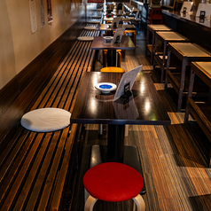 ［お酒にこだわる・料理にこだわる］大人の隠れ家のような雰囲気。大衆的な親しみやすさと上質さを兼ね揃えた空間でお酒と料理のペアリングをゆったりとお楽しみください