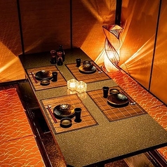 【全席完全個室居酒屋】スタイリッシュな和モダンのインテリアで統一された上質な室内は、まるで大人の隠れ家のような心地よい雰囲気が漂う特等席です。周囲と完全に遮断された扉付きのプライベート個室となっておりますので、大切な方をもてなす接待や外せない記念日のディナーにも重宝します♪