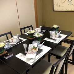 壁と扉で完全に仕切られたプライベート感満載の構造になっており、周囲の視線や音を遮断して大切な会食を行えます。日本の良さを感じるシックな装いの席で、お互いの言葉に集中しながら旬の福井の食を心ゆくまで堪能できる人気の席です。