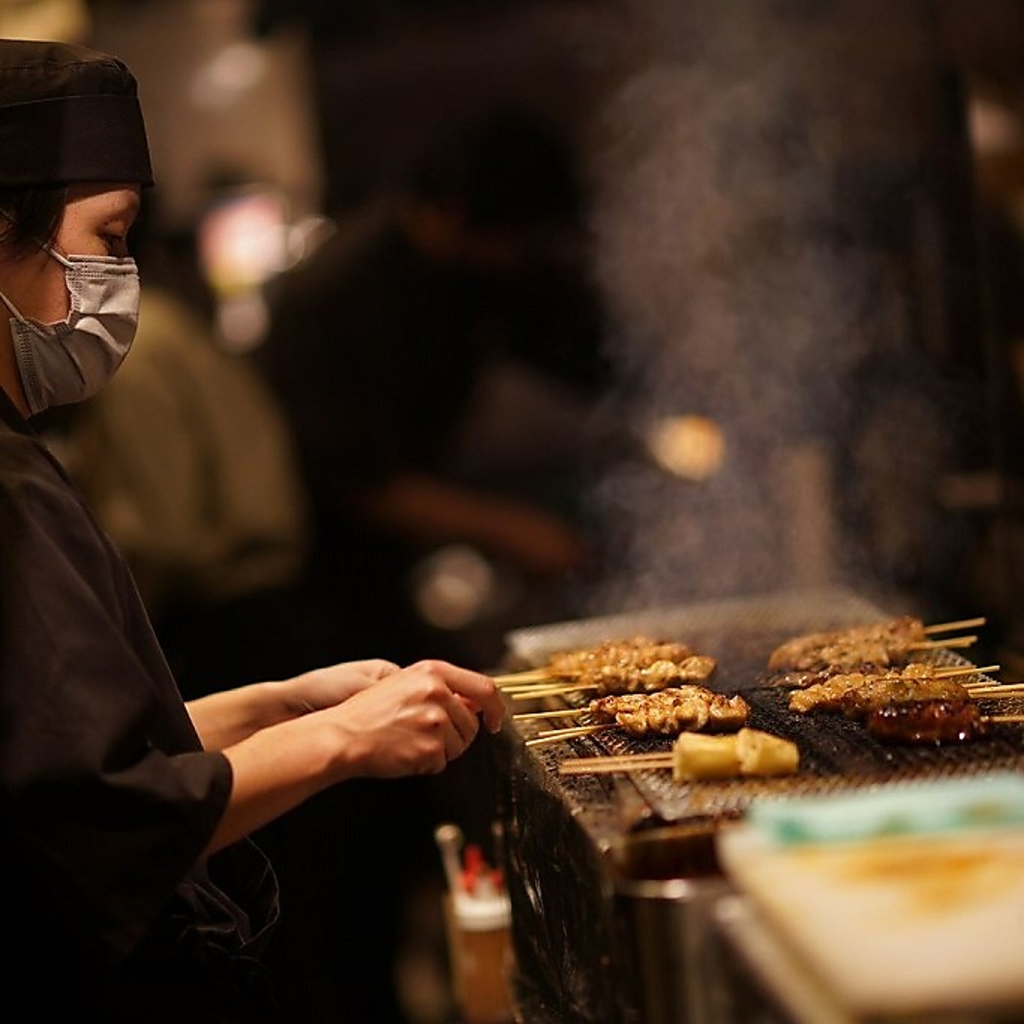 炭火で焼き上げる串焼き