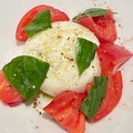 料理メニュー写真 フルーツトマトとブッラータのカプレーゼ
