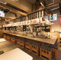 【キッチンが見えるカウンター席】入り口から奥へ、ずら～っと並ぶカウンター席！沢山の種類の串焼きが並ぶショーケースは見ものです♪