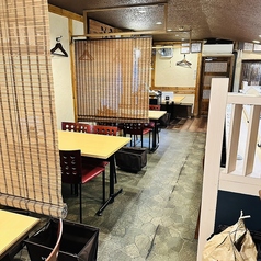 【2～4名様テーブル×３卓】最大4名様までお座りいただけます◎くっつけて最大１２名様までご利用も可能です♪是非お越しくださいませ♪