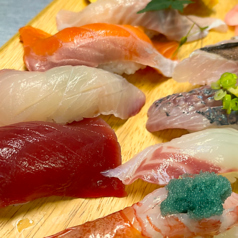 そばまたはうどん(温・冷)、小鉢、茶碗蒸しが付いたお得なセット。※手打ち十割そば +100円(税込)