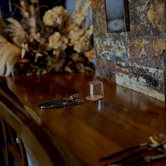 広めのカウンターですので2名様でもしっかりとお食事をお楽しみ頂けるお席です。もちろんお1人様大歓迎。