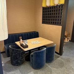 ゆったりとしたソファ席が印象的なこの場所は、友達との会話を楽しむのに最適です。落ち着いた内装が、心を穏やかにしてくれる☆美味しい料理を囲んで、特別な時間を共有できる環境が整っています♪プライベート感が強く、思い出に残るひとときを演出してくれます◎