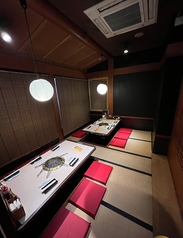 【完全個室の掘りごたつ席で和のひととき】和の趣が漂う掘りごたつ席は、足をのばしてゆったりとくつろげる人気の空間。畳と座布団の温かみが心を落ち着かせ、家族の団らんや大切な人との食事にもぴったりです。落ち着いた雰囲気の中で、心ゆくまで焼肉を堪能できます。