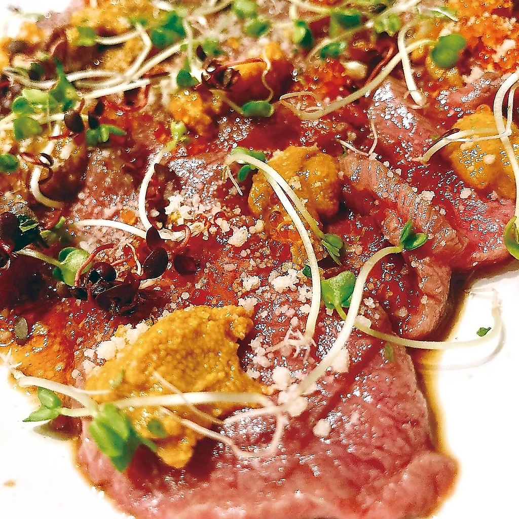 黒毛和牛雲丹のせ牛炙りカルパッチョございます！当店でも人気のメニューです◎お気軽にどうぞ！！