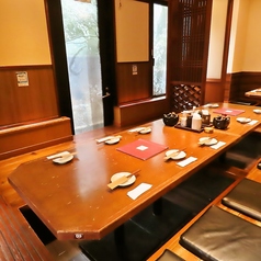 大人の雰囲気がコンセプトの半個室は、お勤め先での宴会や気の合う仲間との飲み会にもおすすめです。当日利用できるコースもご用意しておりますので是非ご活用ください。ご予約やお問い合わせはお気軽に店舗までご連絡ください。