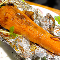 料理メニュー写真&nbsp;数量限定！焼き芋のように甘い、丸ごと焼きにんじん 藻塩とバジルオイルで