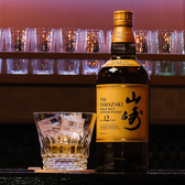 【山崎12年：ジャパニーズの金字塔】ミズナラ樽由来の伽羅を思わせる高貴な香りと、熟した果実の甘みが美しく調和。口に含めば繊細なスパイスと奥行きのある余韻が静かに広がります。日本が世界に誇る至高のシングルモルト。まずはストレートで、その完成された気品を琥珀色のグラスに揺らして。