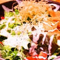 料理メニュー写真 シーザーサラダ温玉のせ