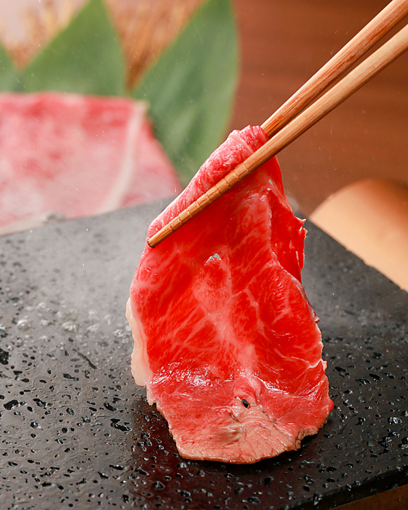 当店の溶岩石は富士山の玄武岩を特注！遠赤外線効果でお肉がふっくらジューシーに仕上がります！