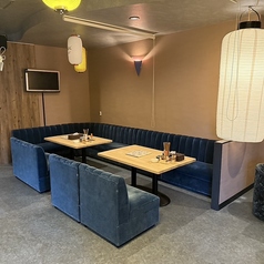 ゆったりとしたソファ席は、リラックスしながら会話を楽しむのにぴったり☆落ち着いた雰囲気の中で、美味しい料理を心ゆくまで堪能できる場所です♪温かい灯りが、心を癒してくれる空間で、素敵な思い出を作ってください◎