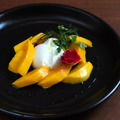 季節のフルーツとブラータチーズ